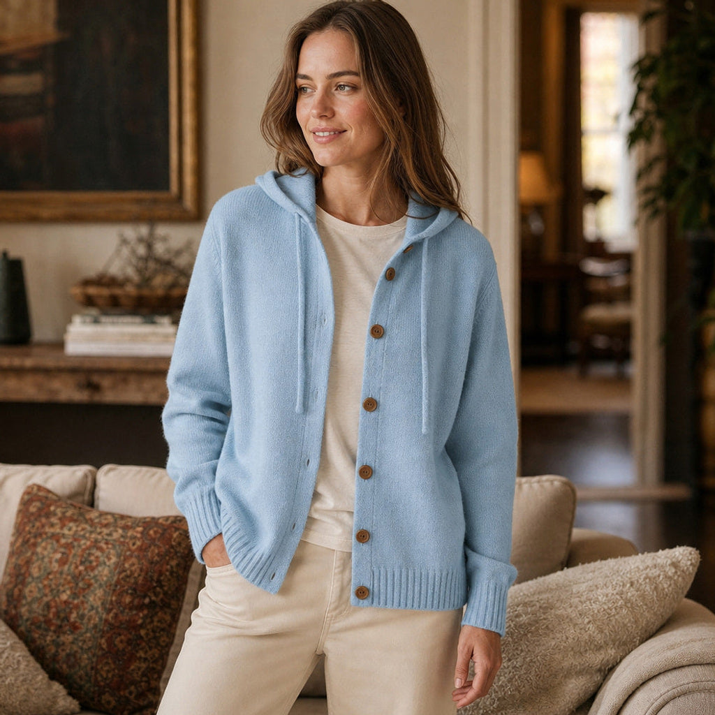 Arntraud | Strickjacke mit Kapuze und Knopfleiste Blau – Gestyltes Editorial-Foto