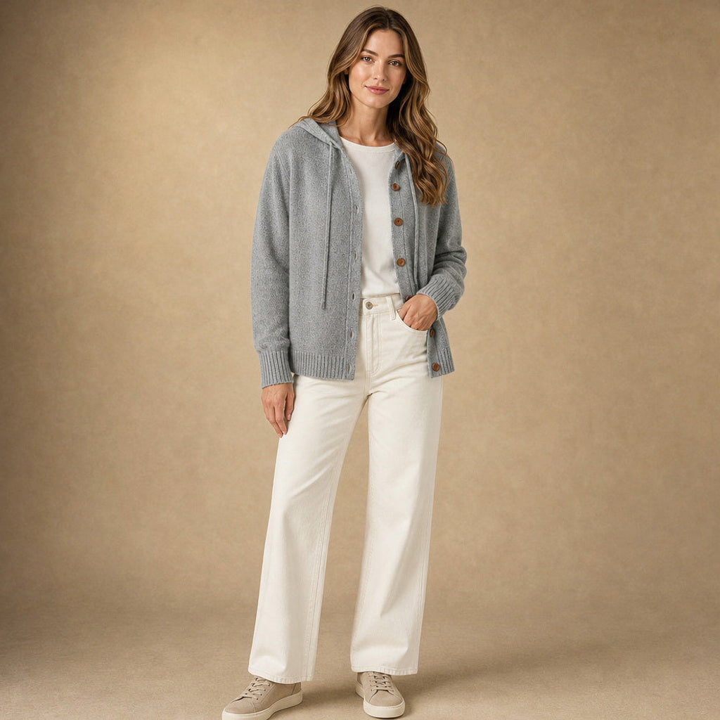 Arntraud | Strickjacke mit Kapuze und Knopfleiste in Grau – Premium Editorial