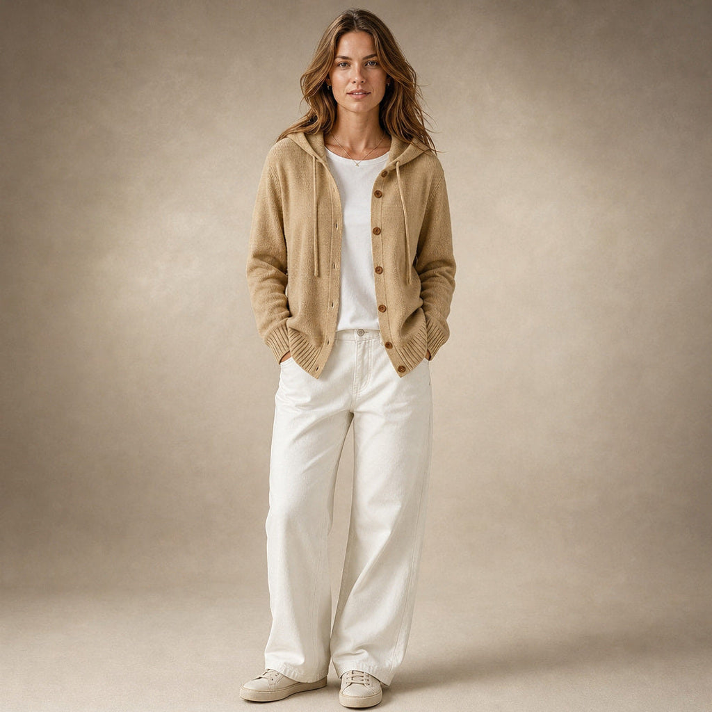 Arntraud | Strickjacke mit Kapuze und Knopfleiste in Khaki – Premium Editorial