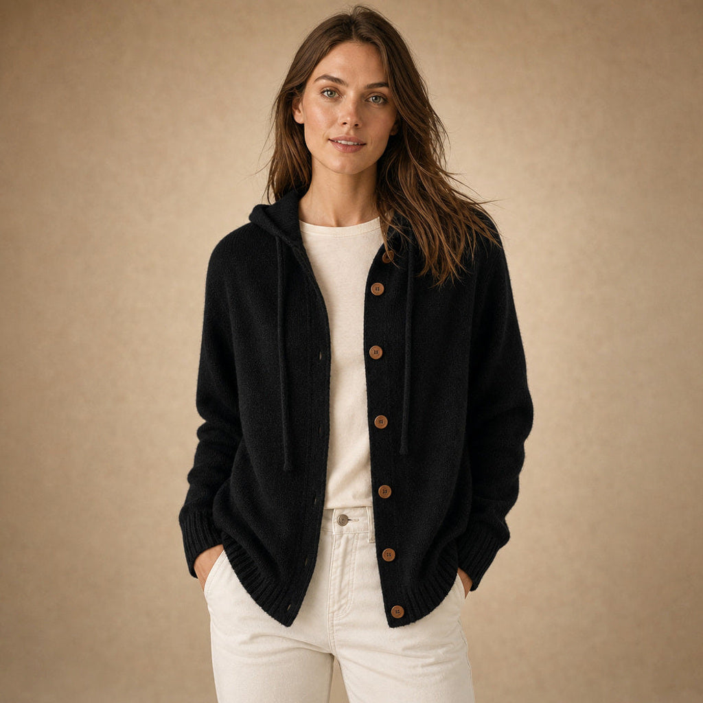 Arntraud | Strickjacke mit Kapuze und Knopfleiste in Schwarz – Premium Editorial