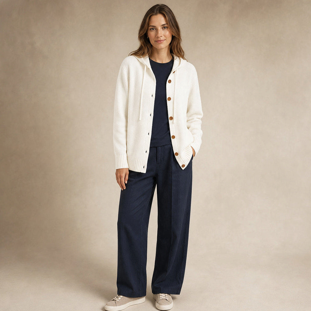 Arntraud | Strickjacke mit Kapuze und Knopfleiste in Weiß – Premium Editorial