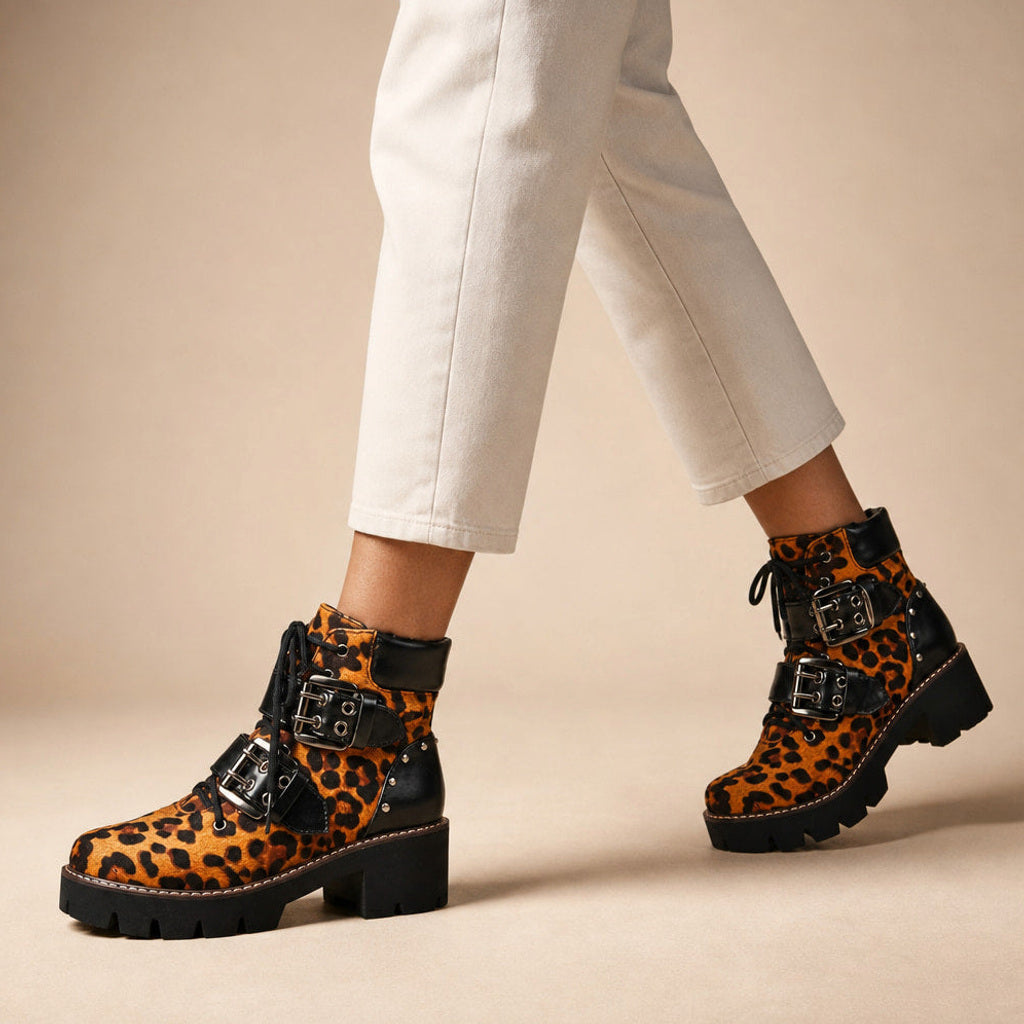 Berntraud | Chelsea Boots mit Schnallen und Profilsohle Leopard Orange – Produktfoto
