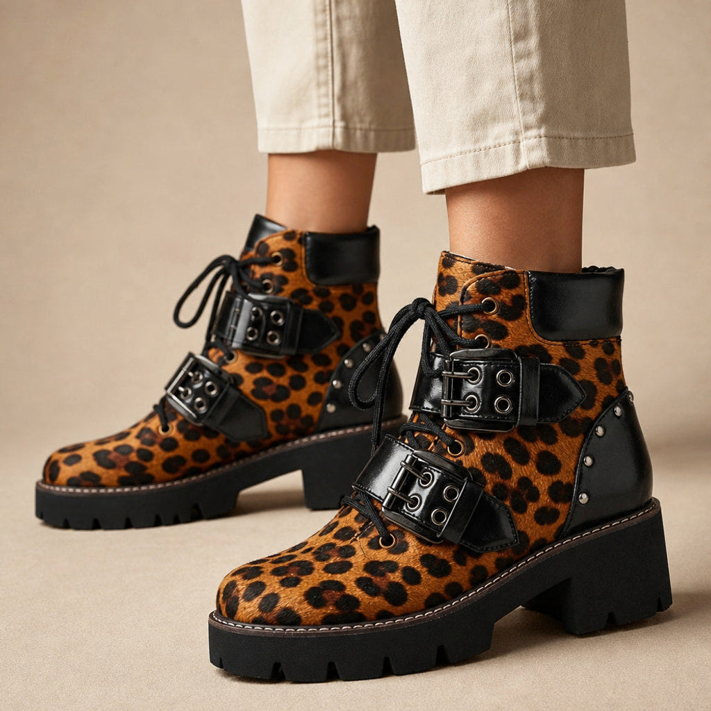 Berntraud | Chelsea Boots mit Schnallen und Profilsohle in Leopard Orange – Premium Editorial