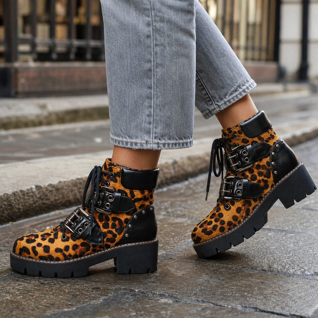 Berntraud | Chelsea Boots mit Schnallen und Profilsohle Leopard Orange – Gestyltes Editorial-Foto
