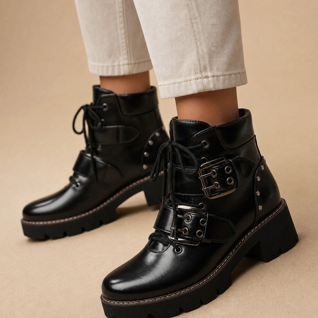 Berntraud | Chelsea Boots mit Schnallen und Profilsohle Schwarz – Produktfoto