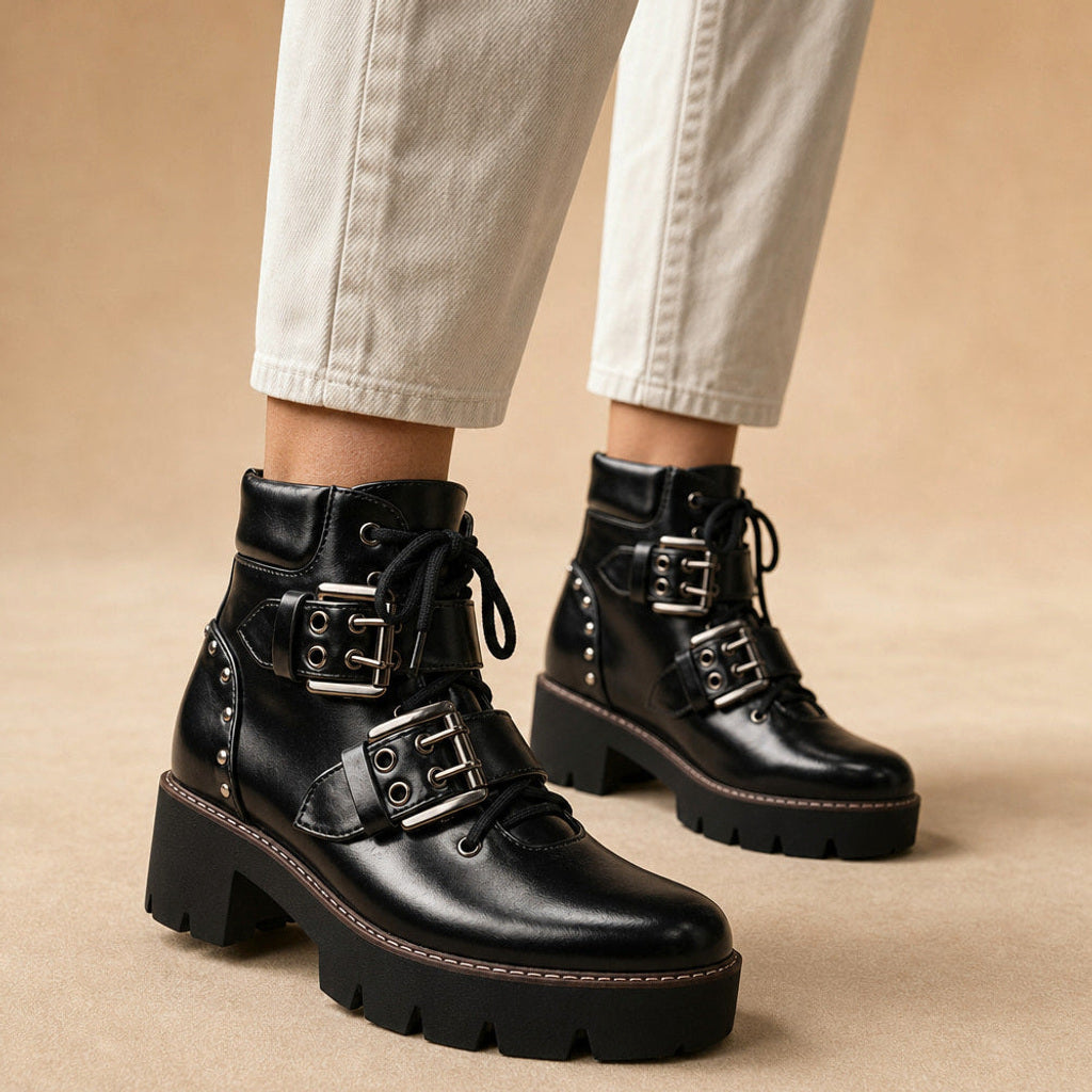 Berntraud | Chelsea Boots mit Schnallen und Profilsohle in Schwarz – Premium Editorial
