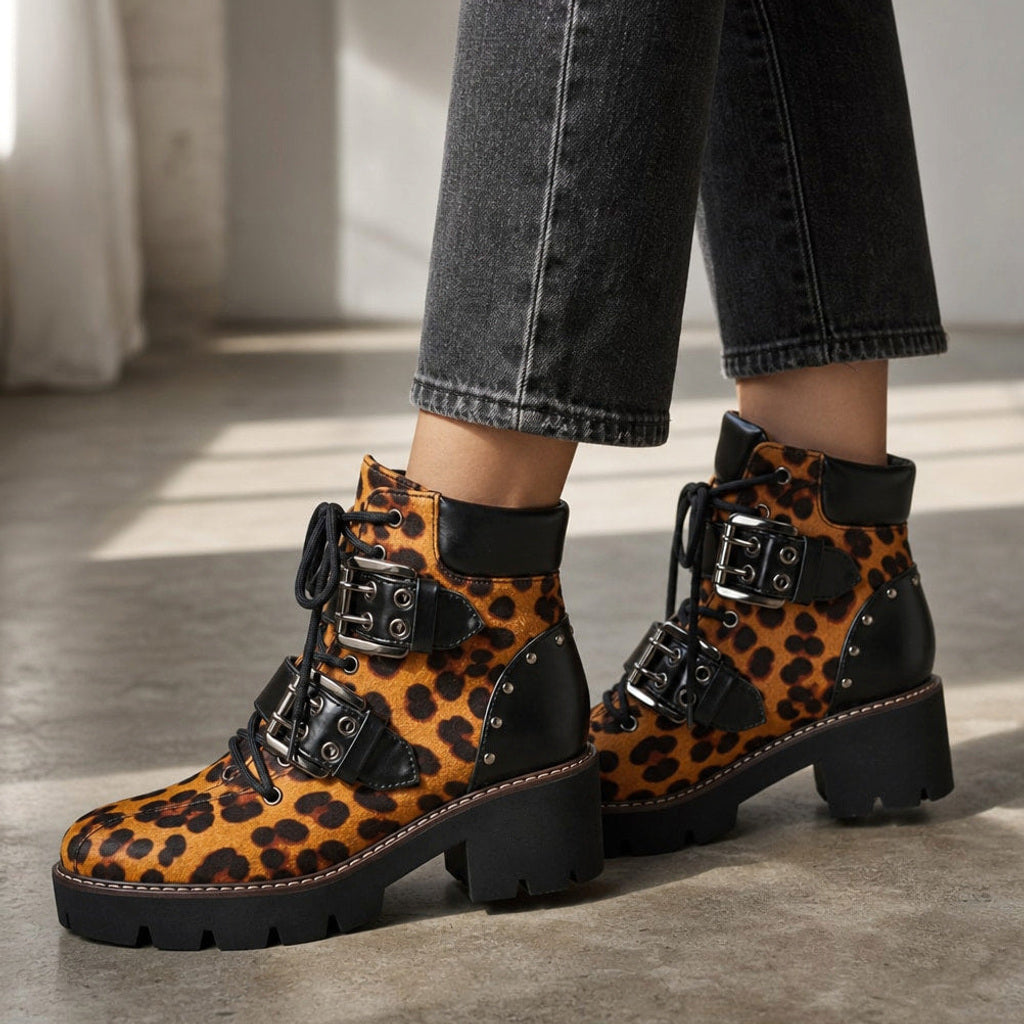 Berntraud | Chelsea Boots mit Schnallen und Profilsohle – Gestyltes Editorial-Foto