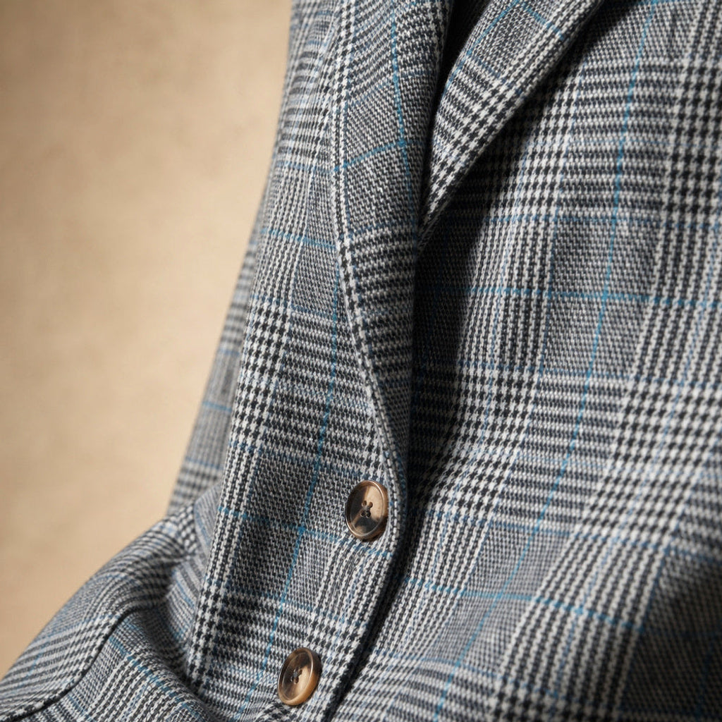 Bertgund | Karo-Blazer mit Knopfleiste Blau – Stoff- und Detailaufnahme