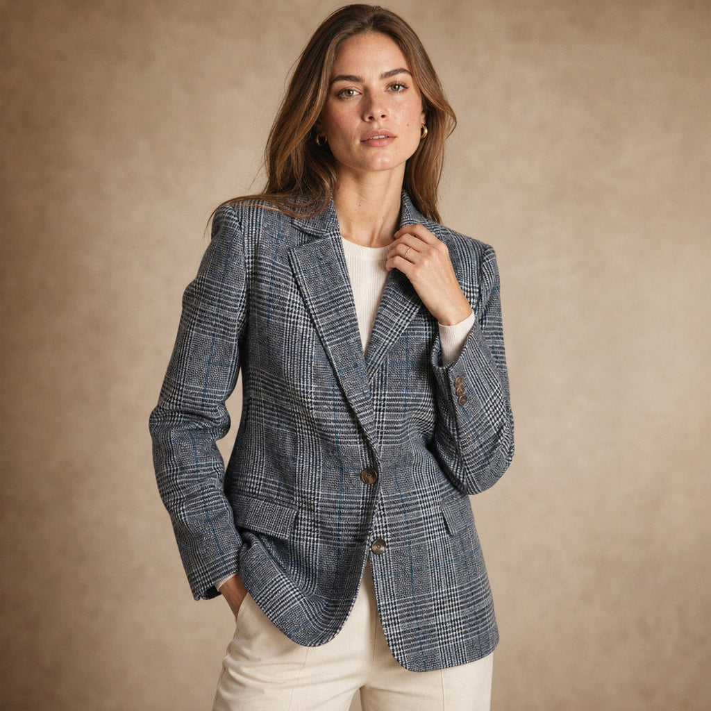Bertgund | Karo-Blazer mit Knopfleiste in Blau – Premium Editorial