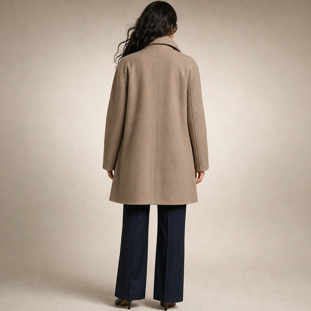 Bertlinde | Langer Wollmantel mit Reverskragen Braun – Gesamtlook