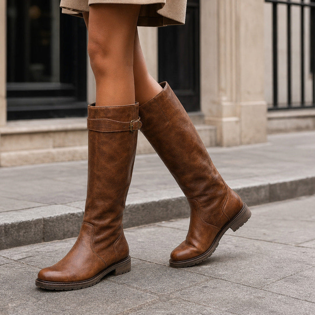 Elma | Kniehohe Reitstiefel mit Schnalle Braun – Gestyltes Editorial-Foto