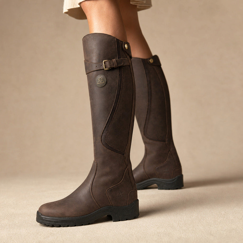 Elma | Kniehohe Reitstiefel mit Schnalle in Dunkelbraun – Premium Editorial