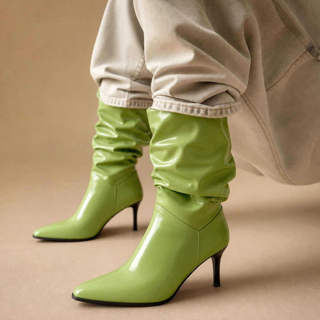Elwira | Wadenstiefel mit Slouch-Schaft und Stiletto in Grün – Premium Editorial