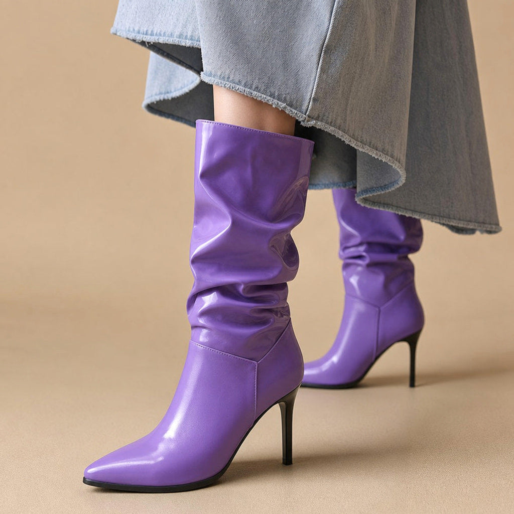 Elwira | Wadenstiefel mit Slouch-Schaft und Stiletto in Lila – Premium Editorial