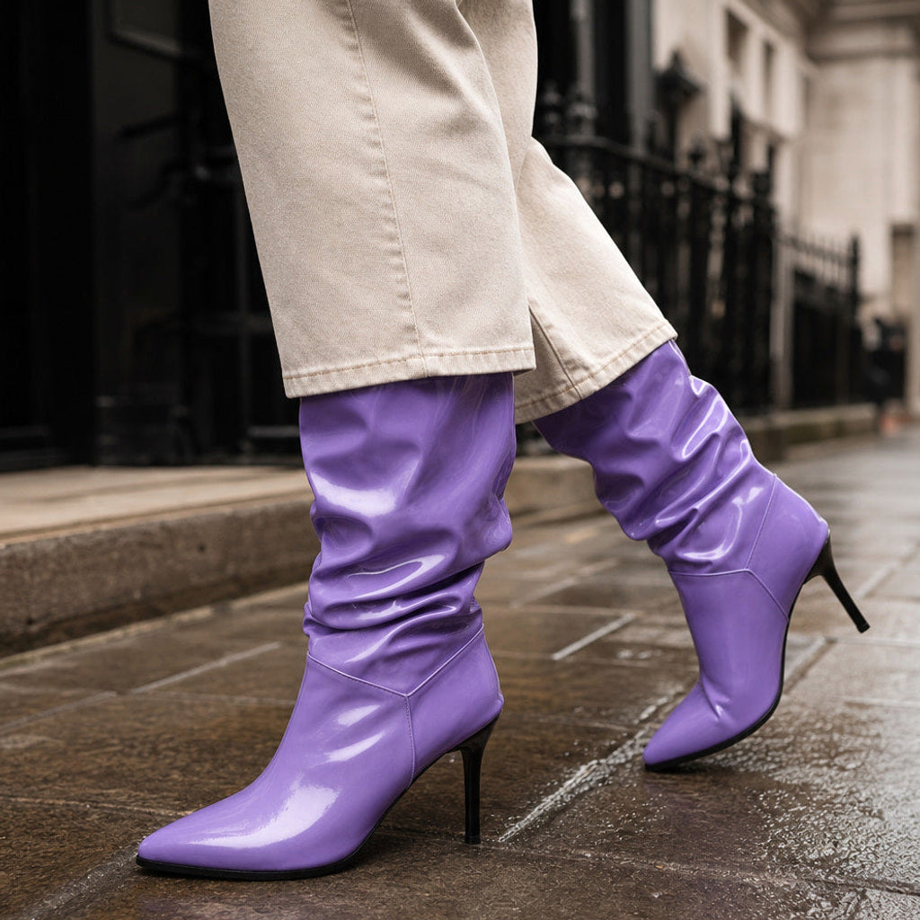 Elwira | Wadenstiefel mit Slouch-Schaft und Stiletto Lila – Gestyltes Editorial-Foto