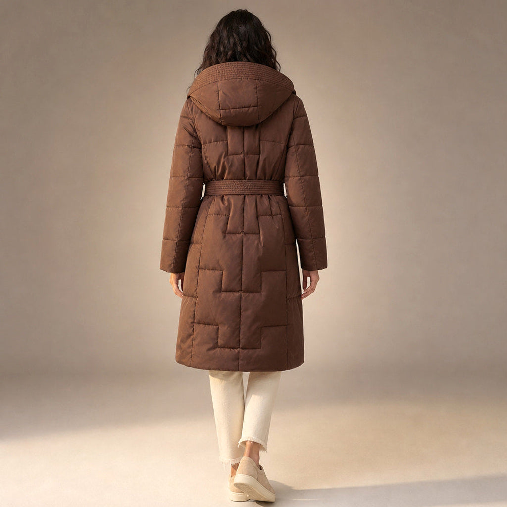Emmerentiana | Steppmantel mit Kapuze und Gürtelbund Truffle Brown – Gesamtlook