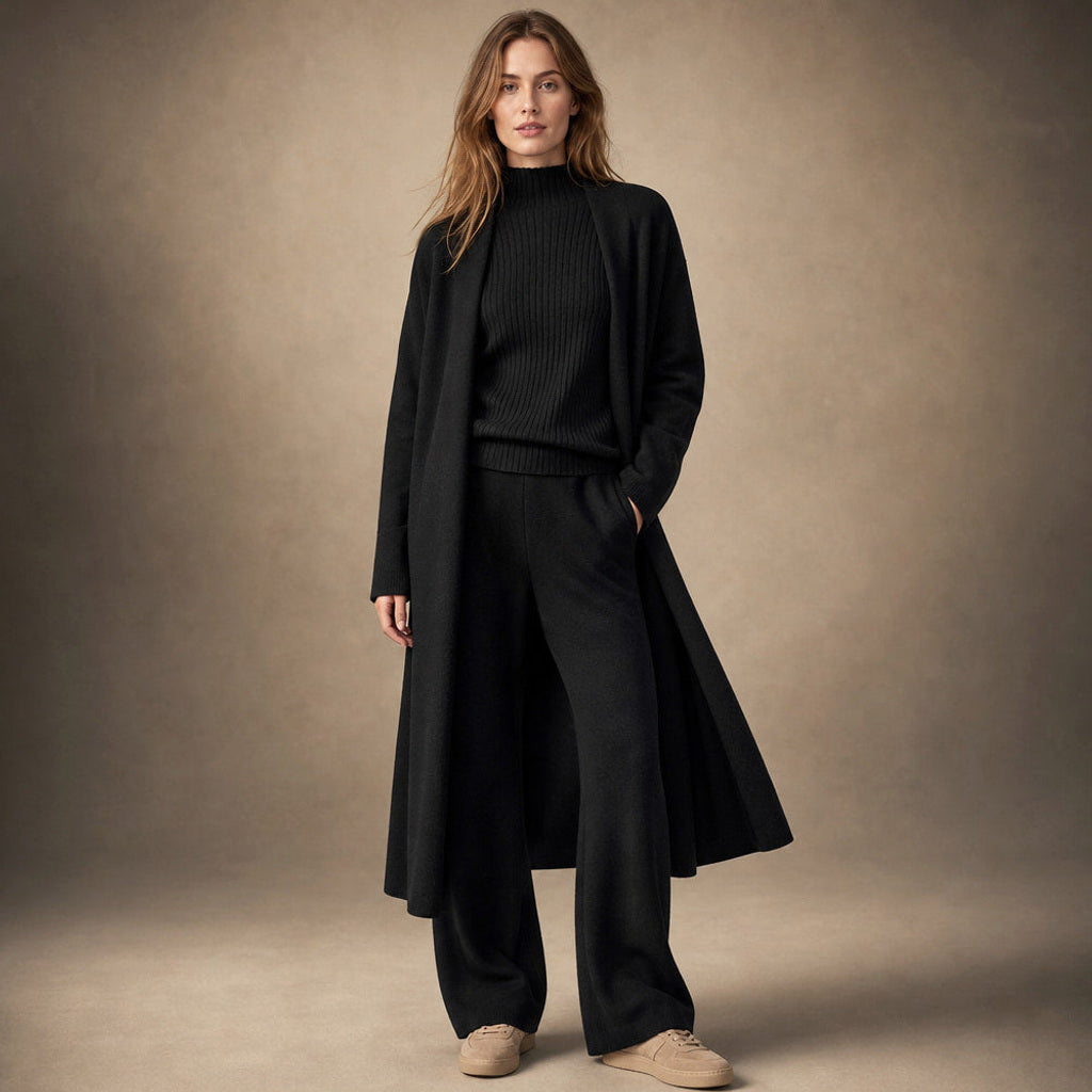 Erdmute | Strick-Set aus Schurwollmischung mit weichem Fall in Mitternachtsschwarz – Premium Editorial