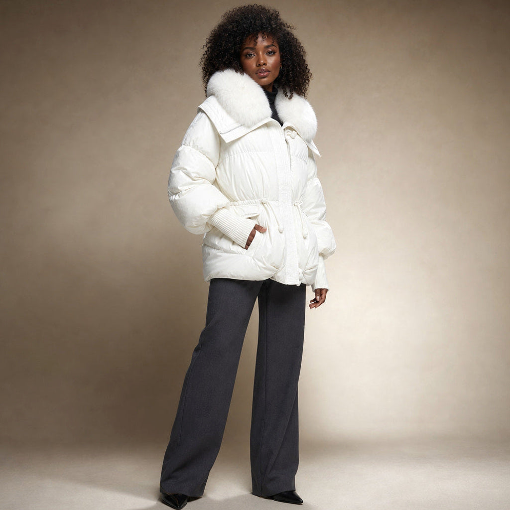 Erlinde | Steppjacke mit Tunnelzug und Volumenkragen Weiß – Seitenansicht