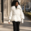 Erlinde | Steppjacke mit Tunnelzug und Volumenkragen Weiß – Gestyltes Editorial-Foto