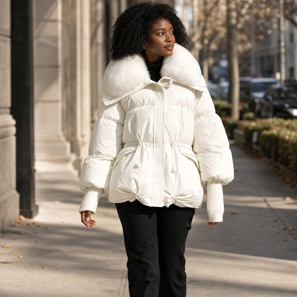 Erlinde | Steppjacke mit Tunnelzug und Volumenkragen Weiß – Gestyltes Editorial-Foto