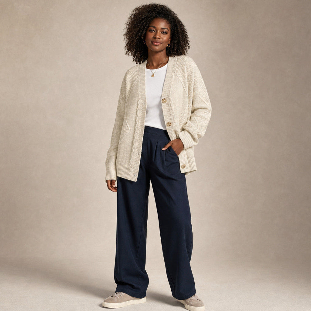 Ermtraud | Strickjacke mit Zopfmuster und Knopfleiste Hellbeige – Seitenansicht