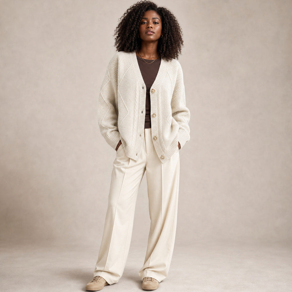 Ermtraud | Strickjacke mit Zopfmuster und Knopfleiste Hellbeige – Gesamtlook