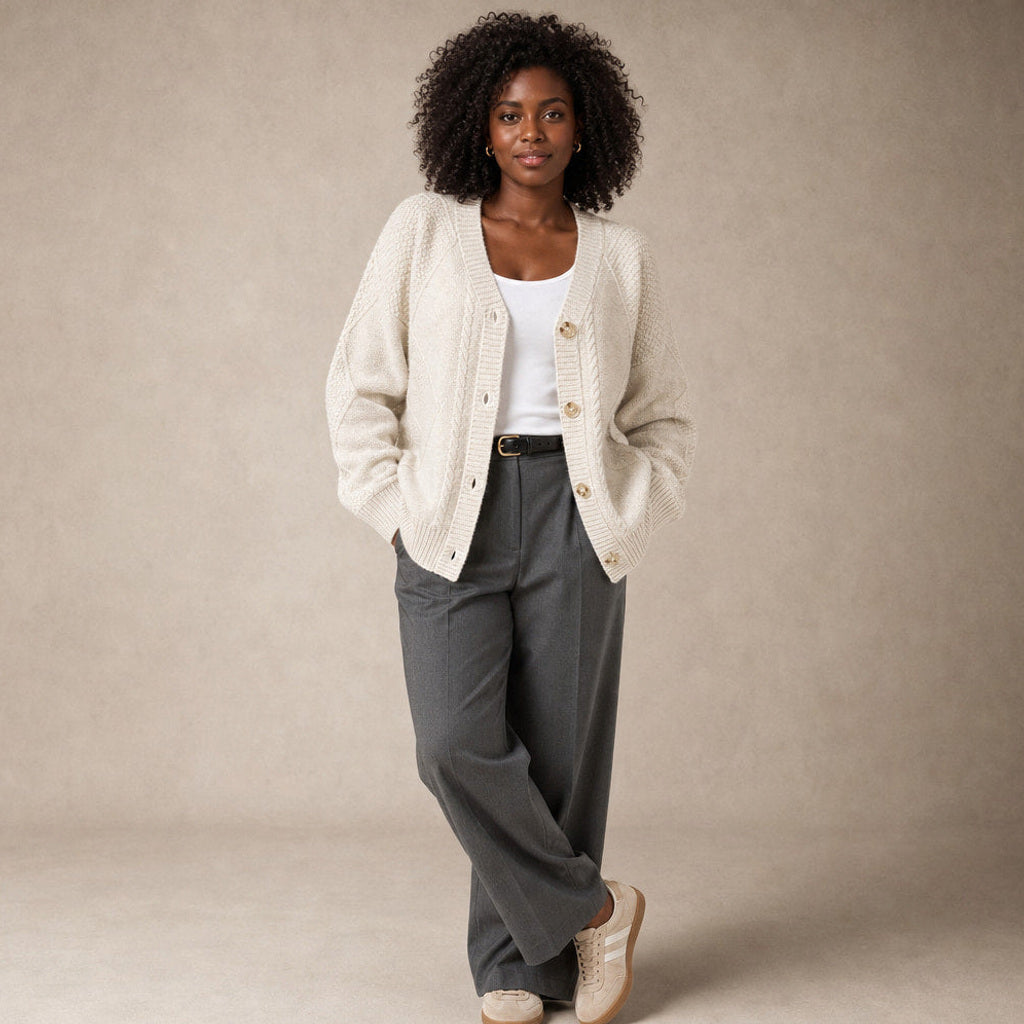 Ermtraud | Strickjacke mit Zopfmuster und Knopfleiste in Hellbeige – Premium Editorial