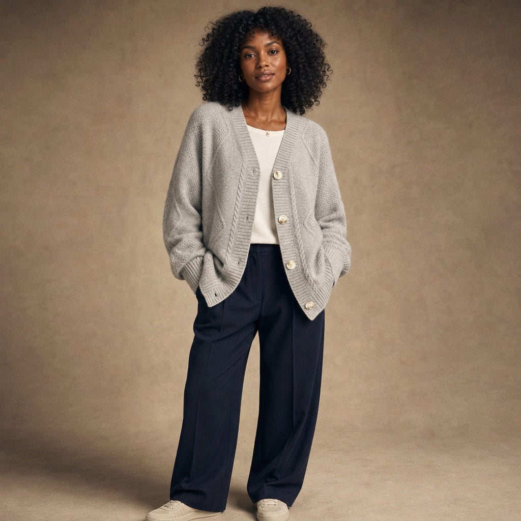 Ermtraud | Strickjacke mit Zopfmuster und Knopfleiste in Hellgrau – Premium Editorial