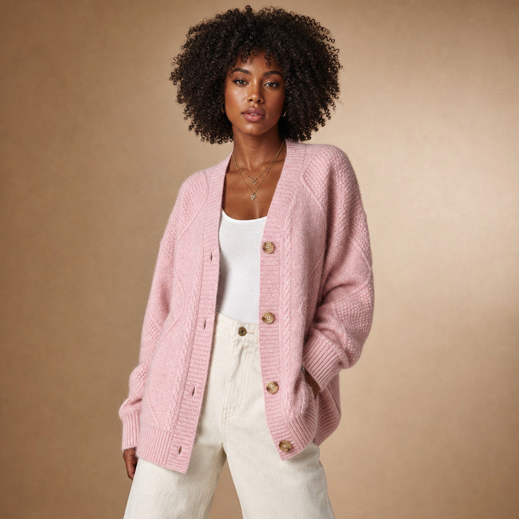 Ermtraud | Strickjacke mit Zopfmuster und Knopfleiste in Pink – Premium Editorial