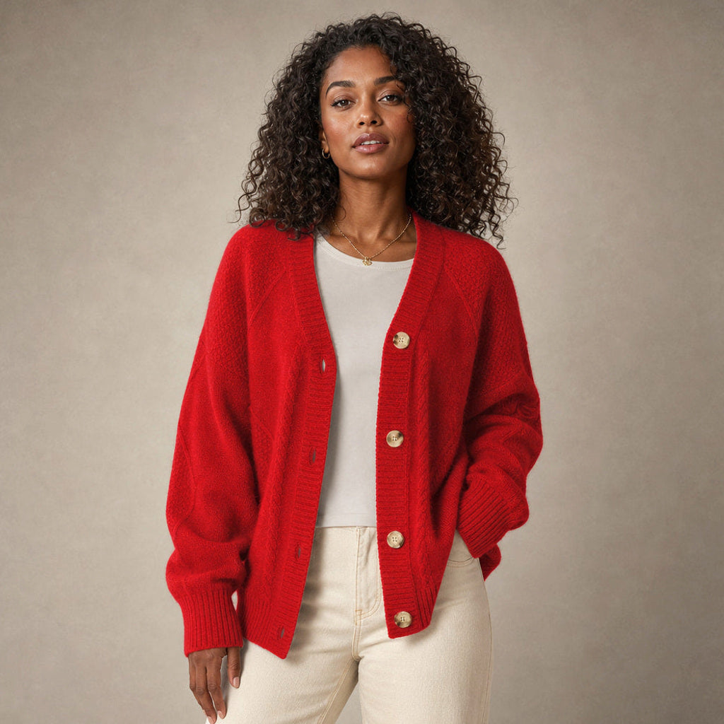 Ermtraud | Strickjacke mit Zopfmuster und Knopfleiste in Rot – Premium Editorial
