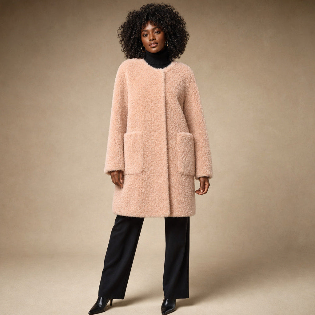 Evelinde | Wickelmantel in Lammfell-Optik in Blossom Pink – Premium Editorial