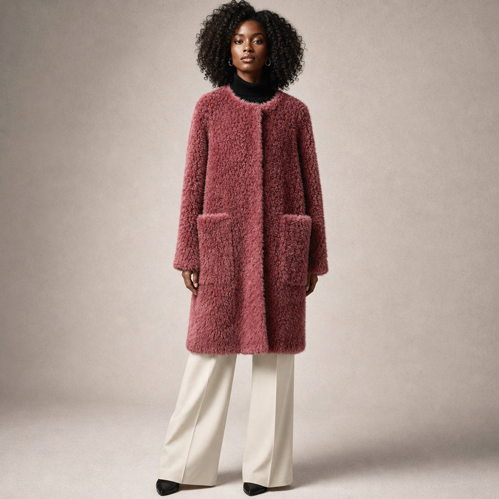 Evelinde | Wickelmantel in Lammfell-Optik in Crimson Red – Premium Editorial