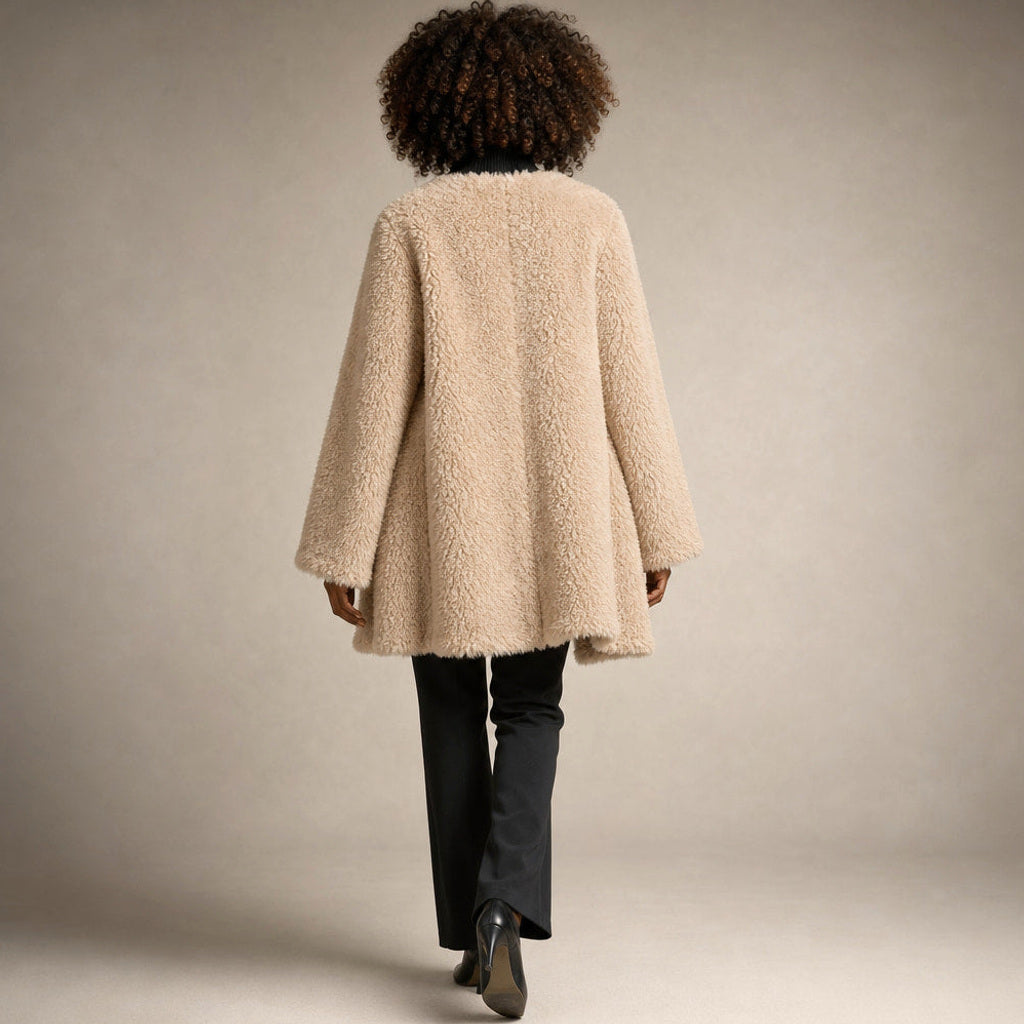 Evelinde | Wickelmantel in Lammfell-Optik Khaki Beige – Gesamtlook