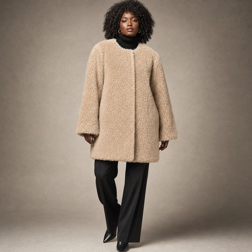 Evelinde | Wickelmantel in Lammfell-Optik in Khaki Beige – Premium Editorial