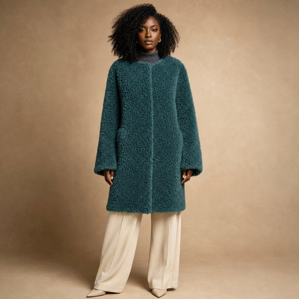 Evelinde | Wickelmantel in Lammfell-Optik in Mint Green – Premium Editorial