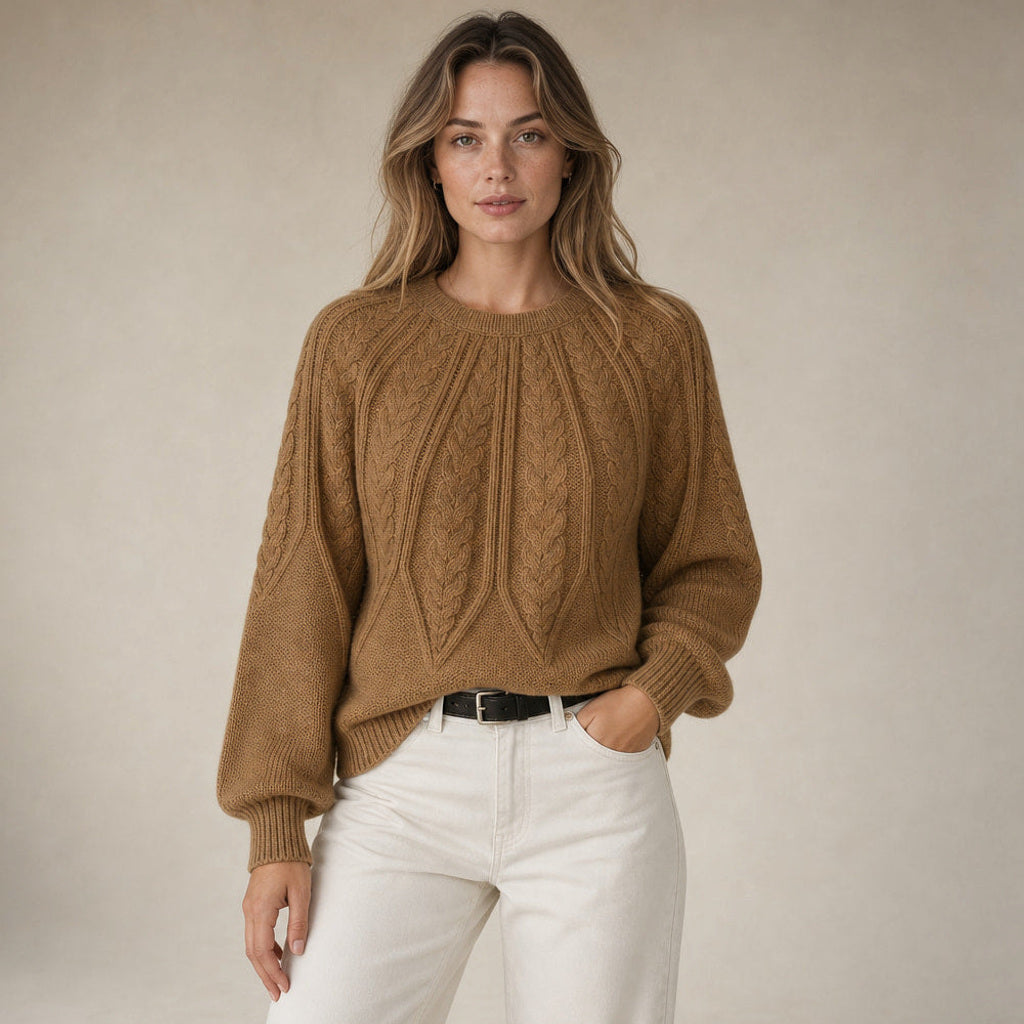 Fiede | Zopfstrick-Pullover mit weitem Schnitt in Braun – Premium Editorial