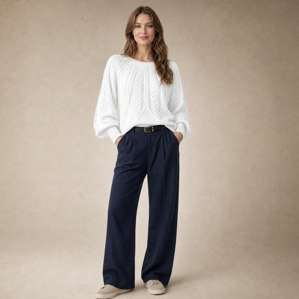 Fiede | Zopfstrick-Pullover mit weitem Schnitt in Weiß – Premium Editorial