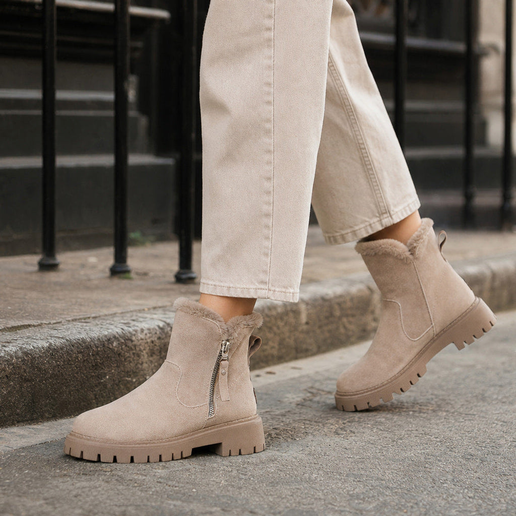 Florinde | Chelsea Boots mit Fleecefutter und Fußbett Khaki – Gestyltes Editorial-Foto