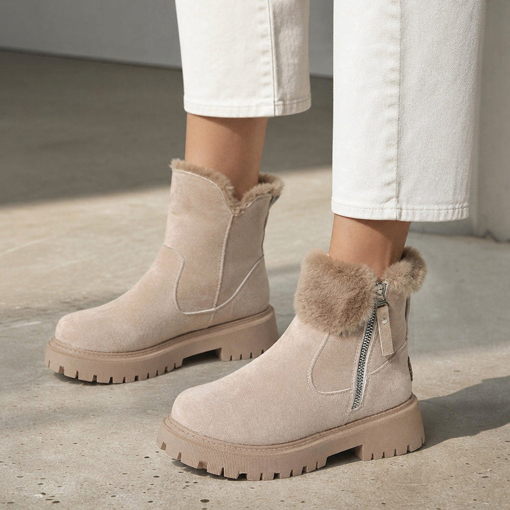 Florinde | Chelsea Boots mit Fleecefutter und Fußbett – Gestyltes Editorial-Foto