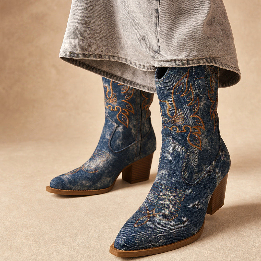 Freigunde | Westernstiefel mit Blumenstickerei und weitem Schaft Blau – Produktfoto