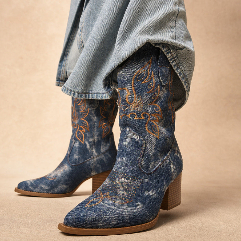 Freigunde | Westernstiefel mit Blumenstickerei und weitem Schaft in Blau – Premium Editorial
