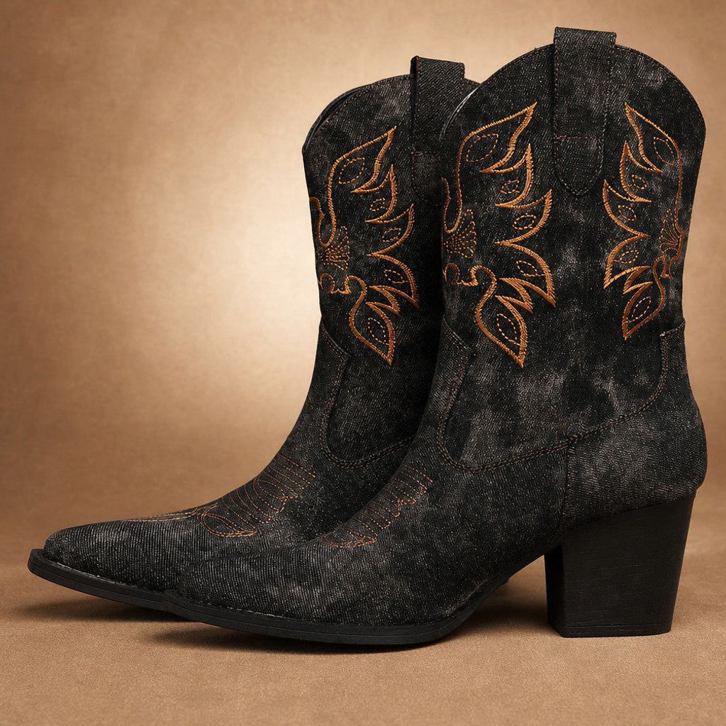 Freigunde | Westernstiefel mit Blumenstickerei und weitem Schaft Schwarz – Stoff- und Detailaufnahme