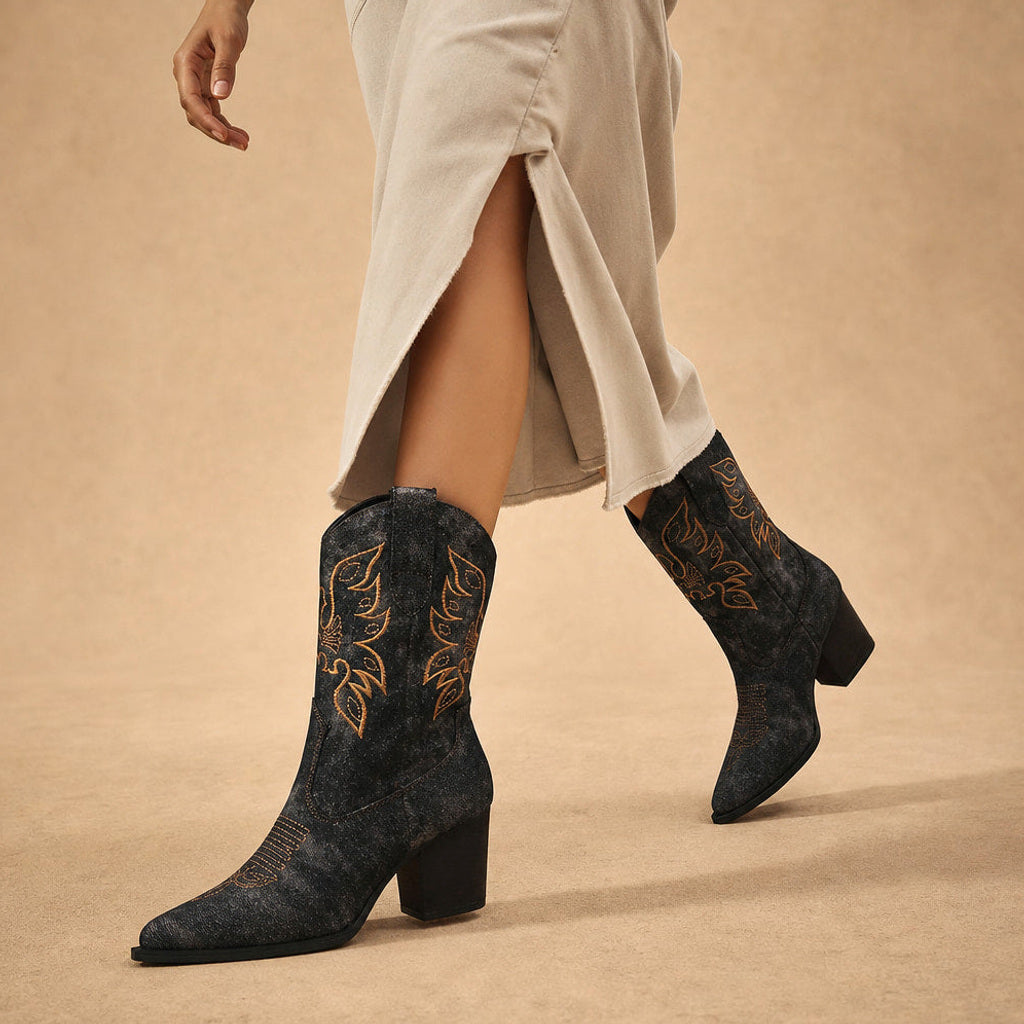Freigunde | Westernstiefel mit Blumenstickerei und weitem Schaft Schwarz – Produktfoto