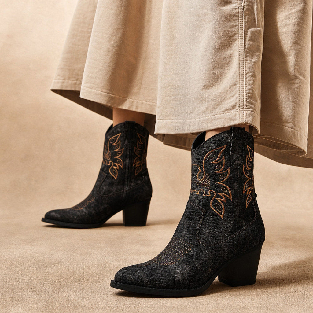 Freigunde | Westernstiefel mit Blumenstickerei und weitem Schaft in Schwarz – Premium Editorial
