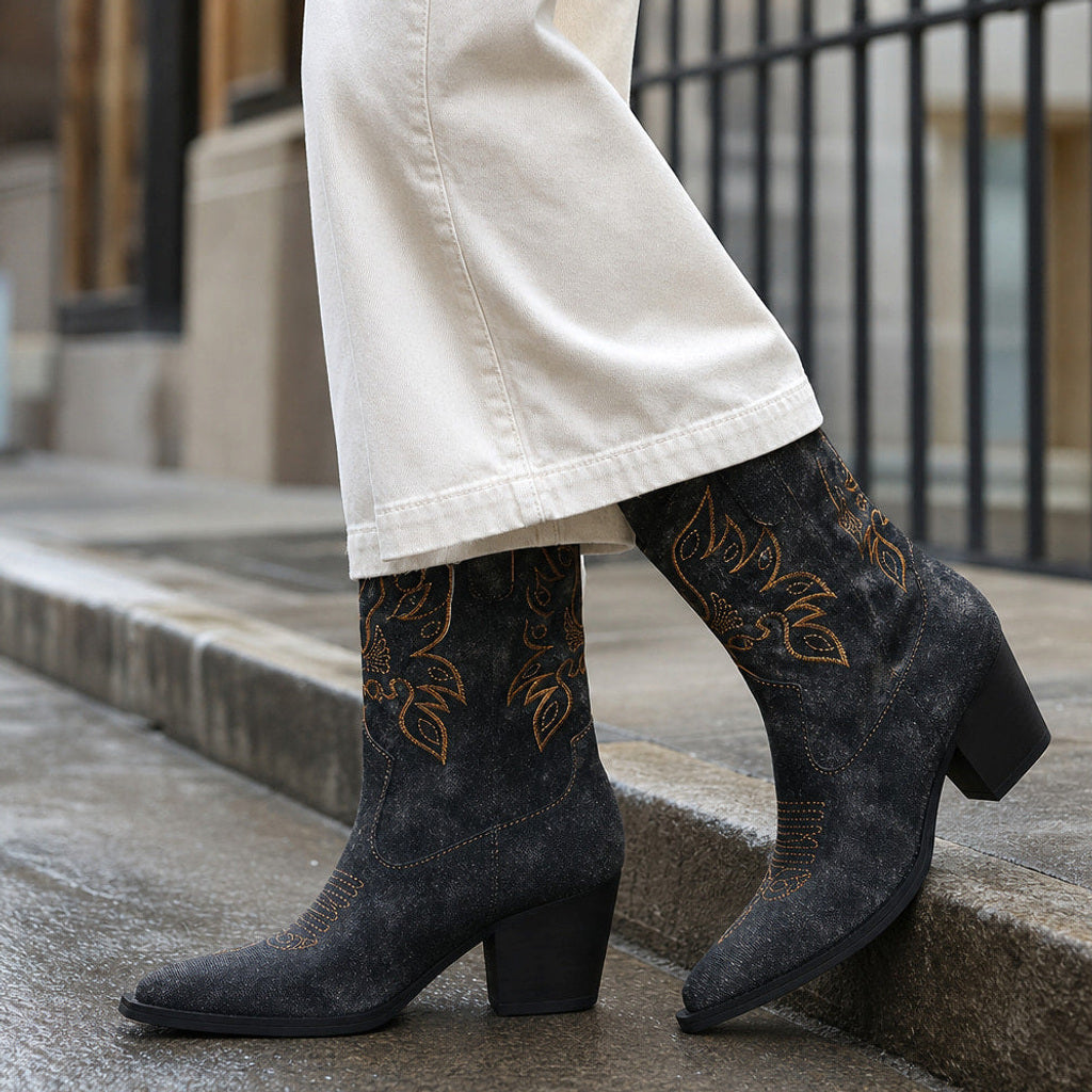 Freigunde | Westernstiefel mit Blumenstickerei und weitem Schaft Schwarz – Gestyltes Editorial-Foto