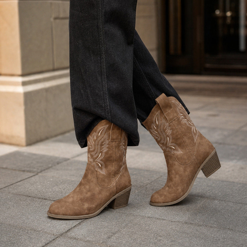 Friedlinde | Westernstiefel Damen mit Stickerei Braun Braun – Gestyltes Editorial-Foto