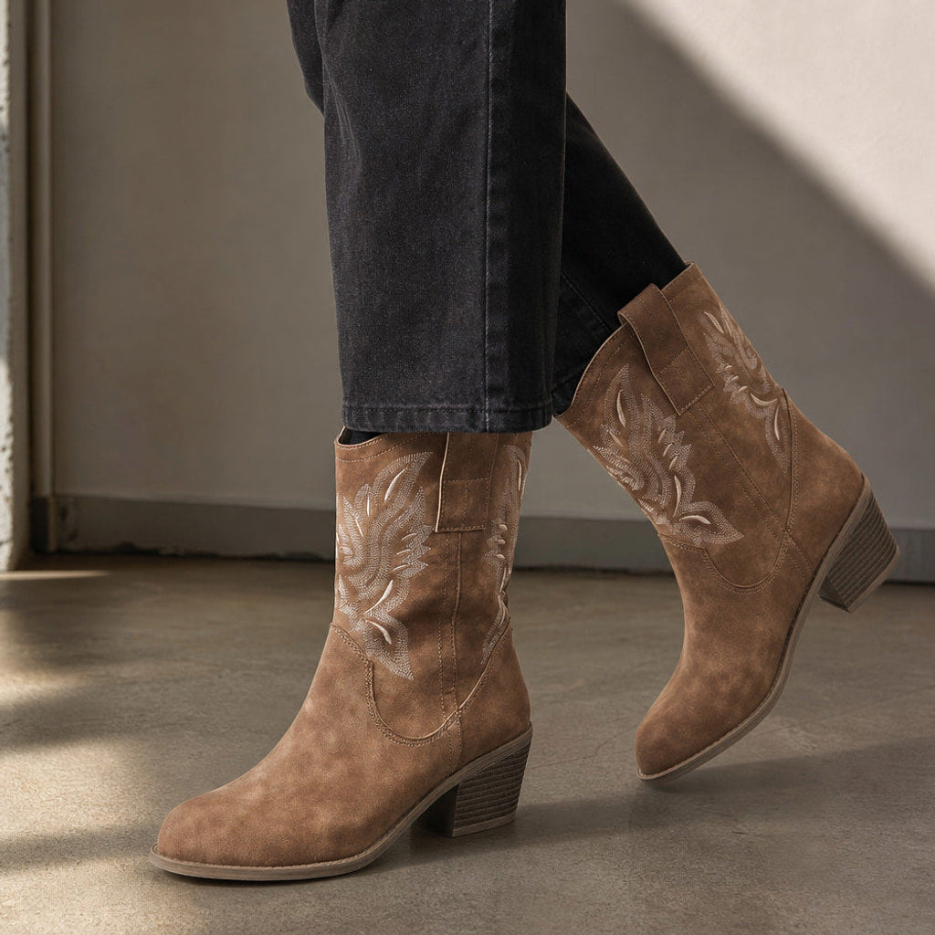 Friedlinde | Westernstiefel Damen mit Stickerei Braun – Gestyltes Editorial-Foto