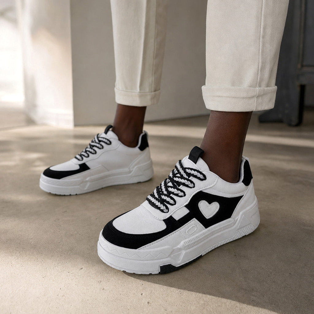 Gaudentia | Weisse Sneakers mit Plateausohle und Herzapplikation – Produktfoto