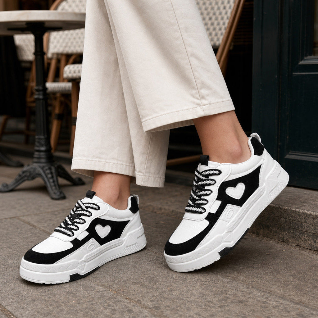 Gaudentia | Weisse Sneakers mit Plateausohle und Herzapplikation Weiß – Gesamtlook