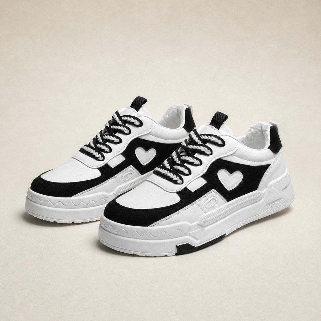 Gaudentia | Weisse Sneakers mit Plateausohle und Herzapplikation Weiß – Produktfoto